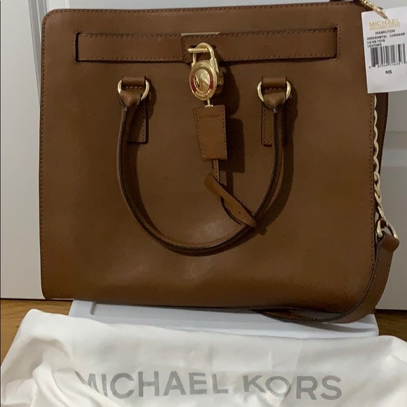 A good size of Michael Kors purse. - Picture 1 of 3
